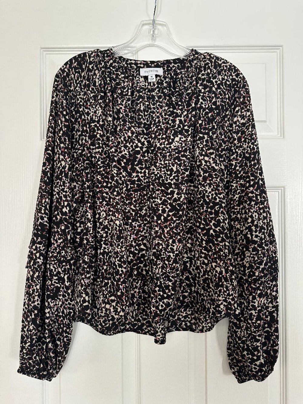 Evereve Long Sleeve Button front blouse with ribbed sleeve trim - MEDIUM